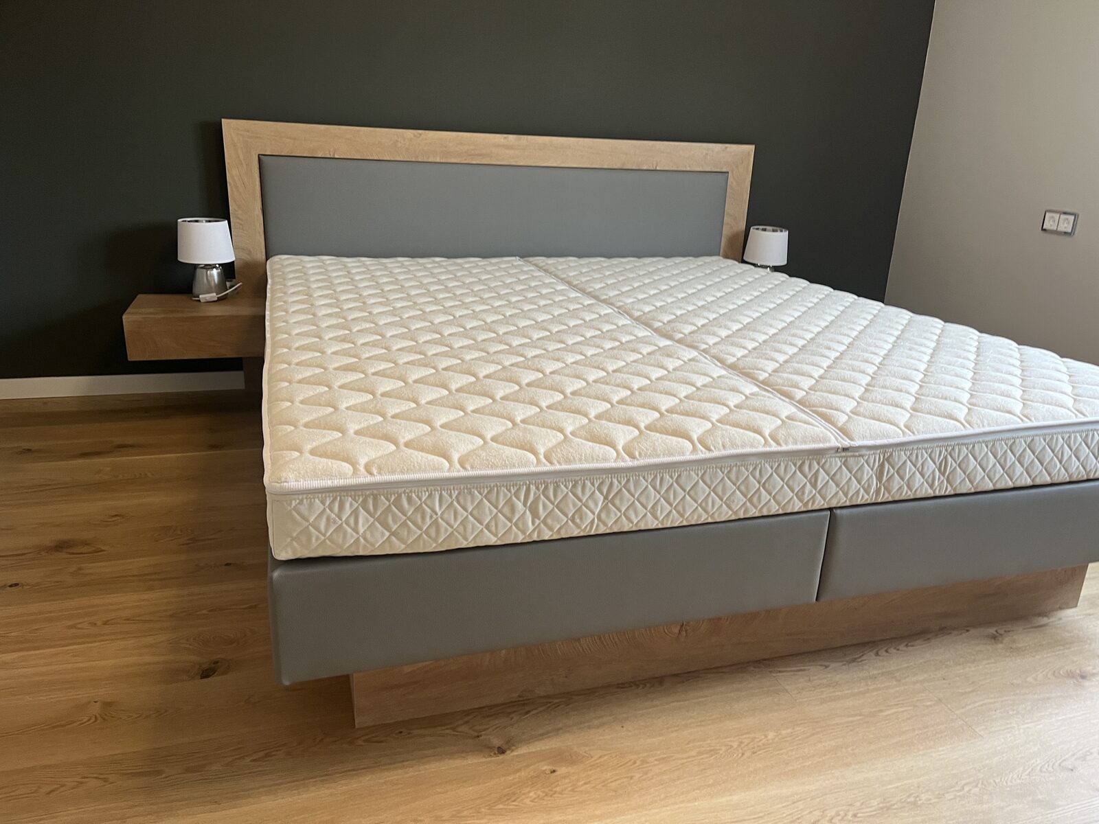 Wasserbett mit Holzrahmen